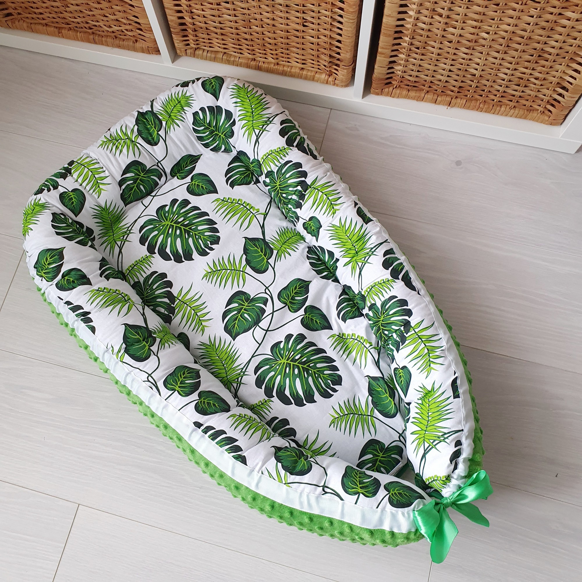 

Гнездышко для новорожденного MammyDo Tropical зеленое с листьями монстеры