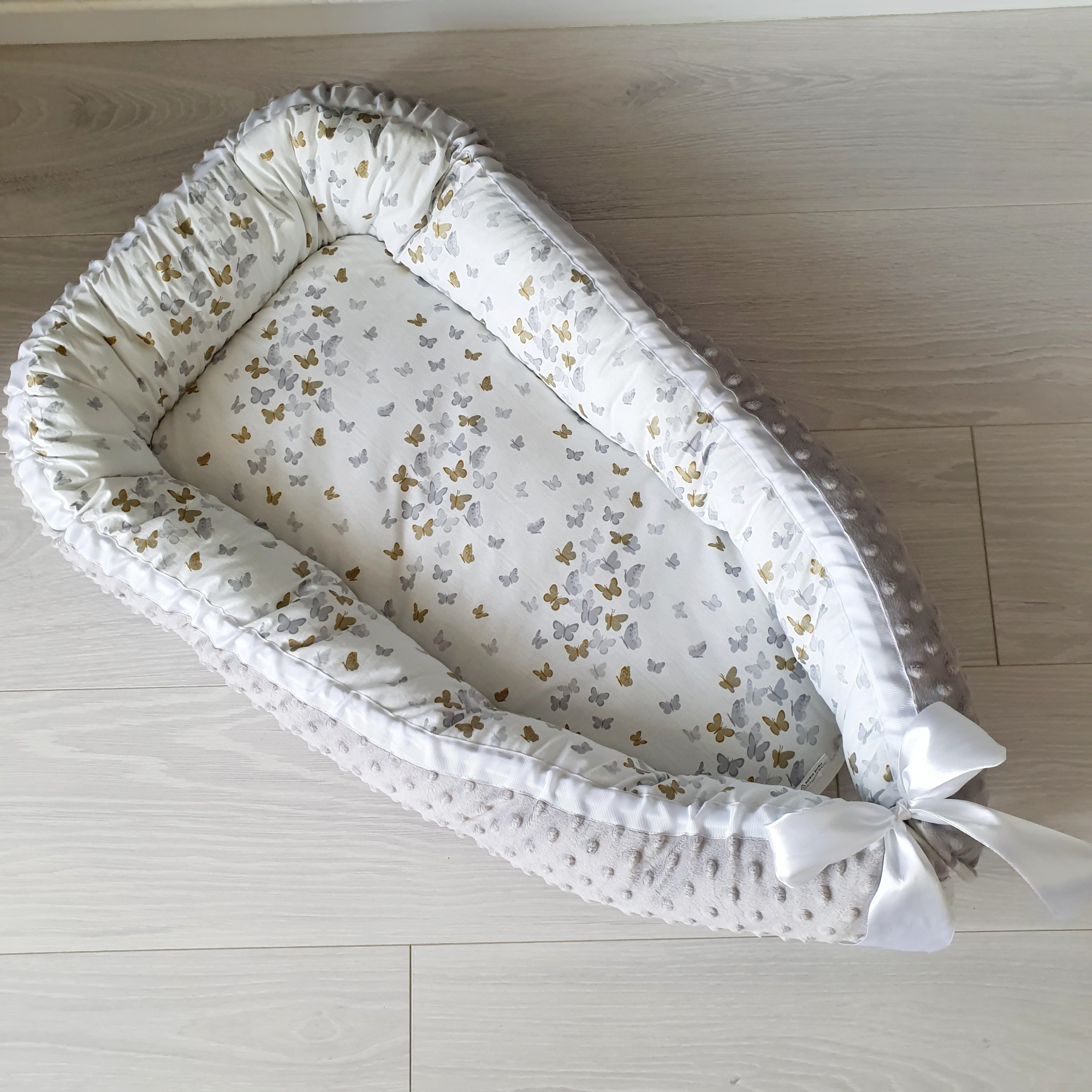 

Гнездышко для новорожденного MammyDo Butterflies серое с бабочками