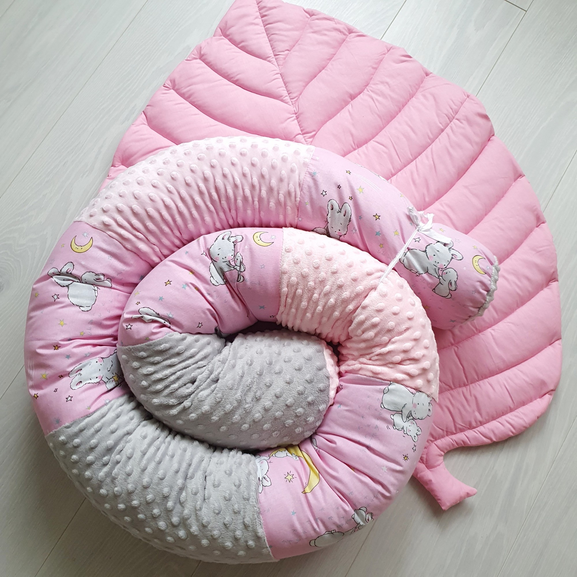 

Защита в кроватку 5 в 1 MammyDo Bunnies серо-розовая 250 см