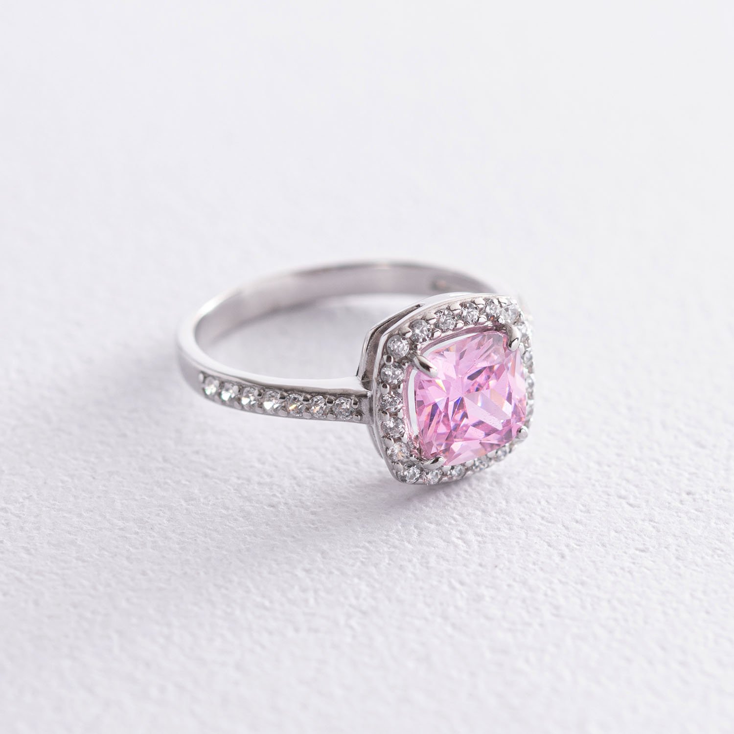 

Серебряное кольцо с белыми и розовыми фианитами 112583 Оникс 18.5