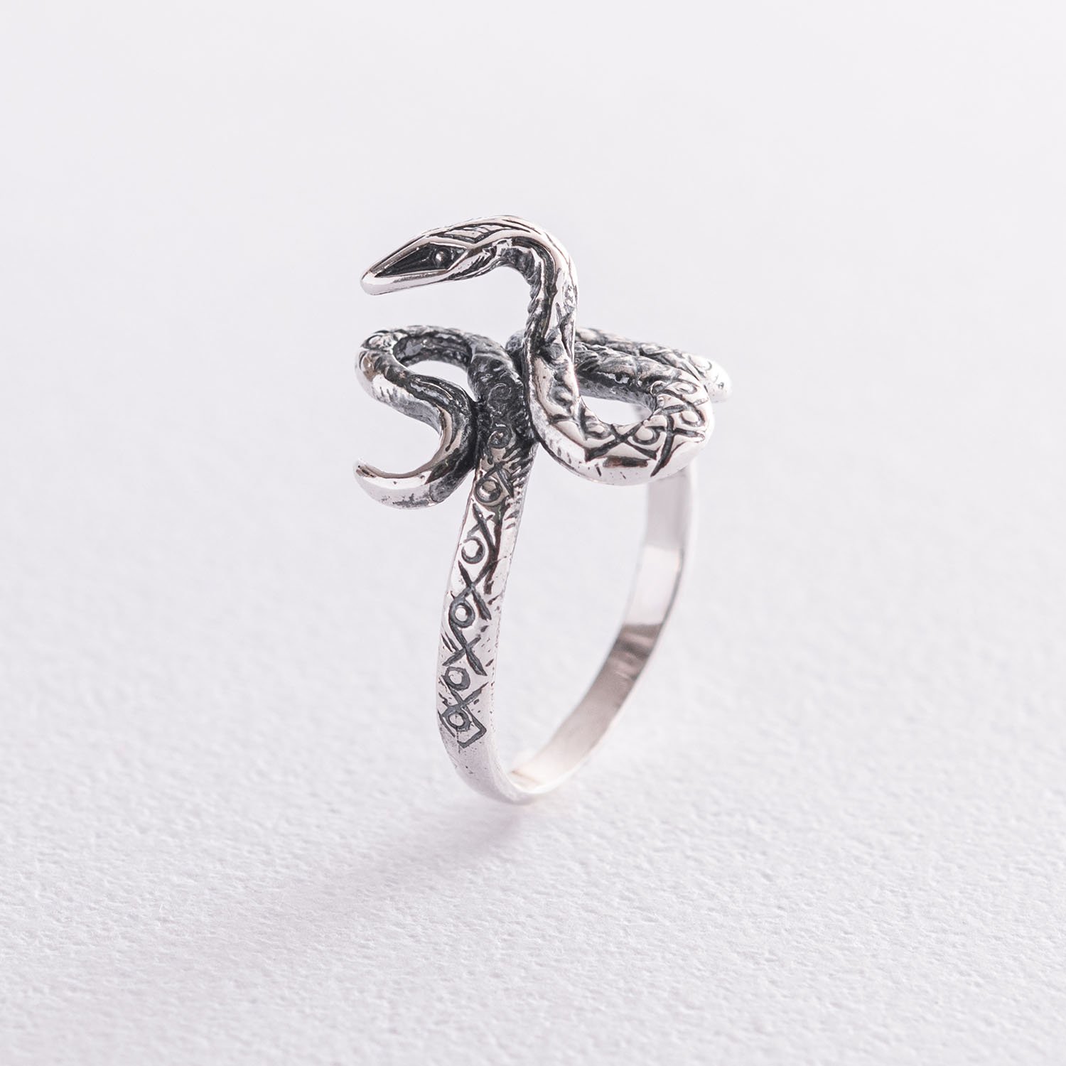 

Серебряное кольцо "Змея" 11269 Оникс 17.5