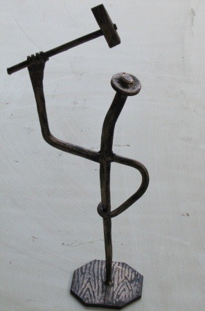 

Декоративная Инсталяция двухсмысленная Убей себя сам