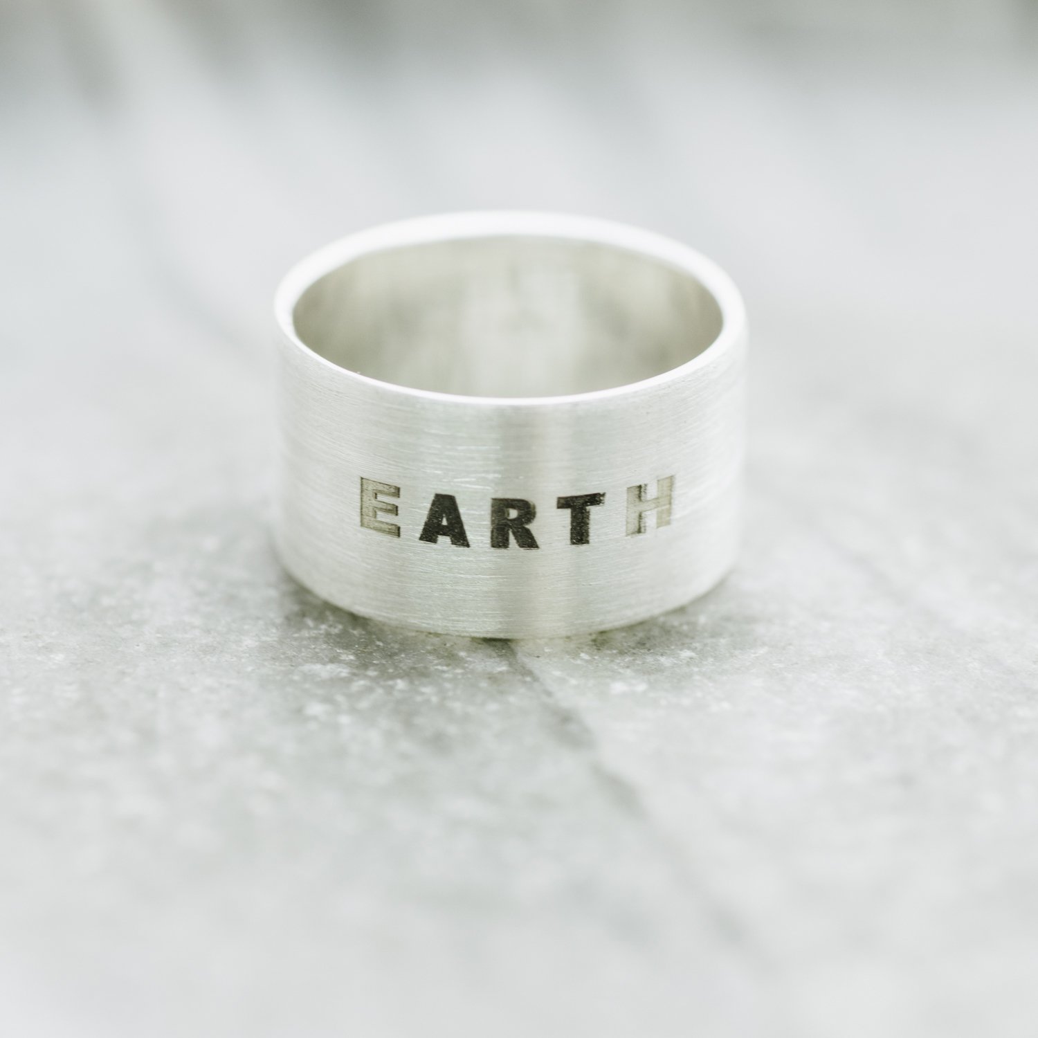 

Серебряное кольцо с гравировкой "Earth" 112143earth Оникс 18.5