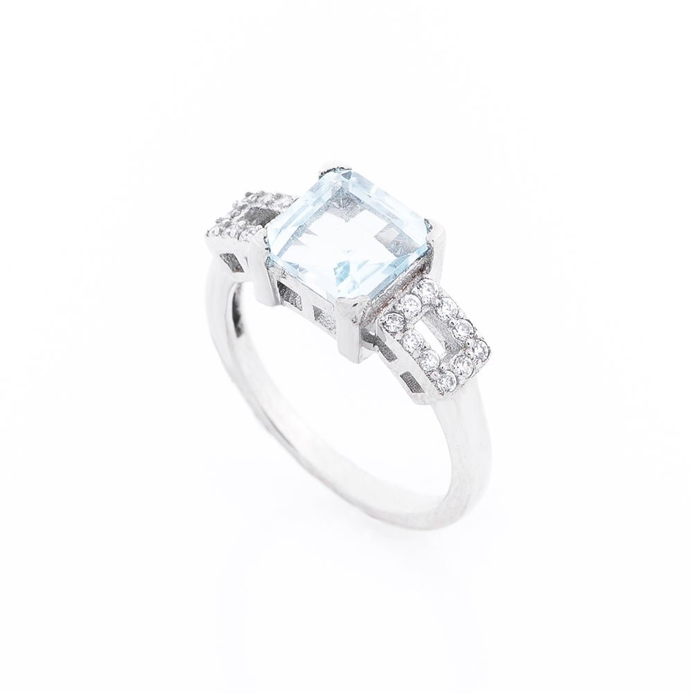

Серебряное кольцо с голубым топазом и фианитами 111456 Оникс 15.5