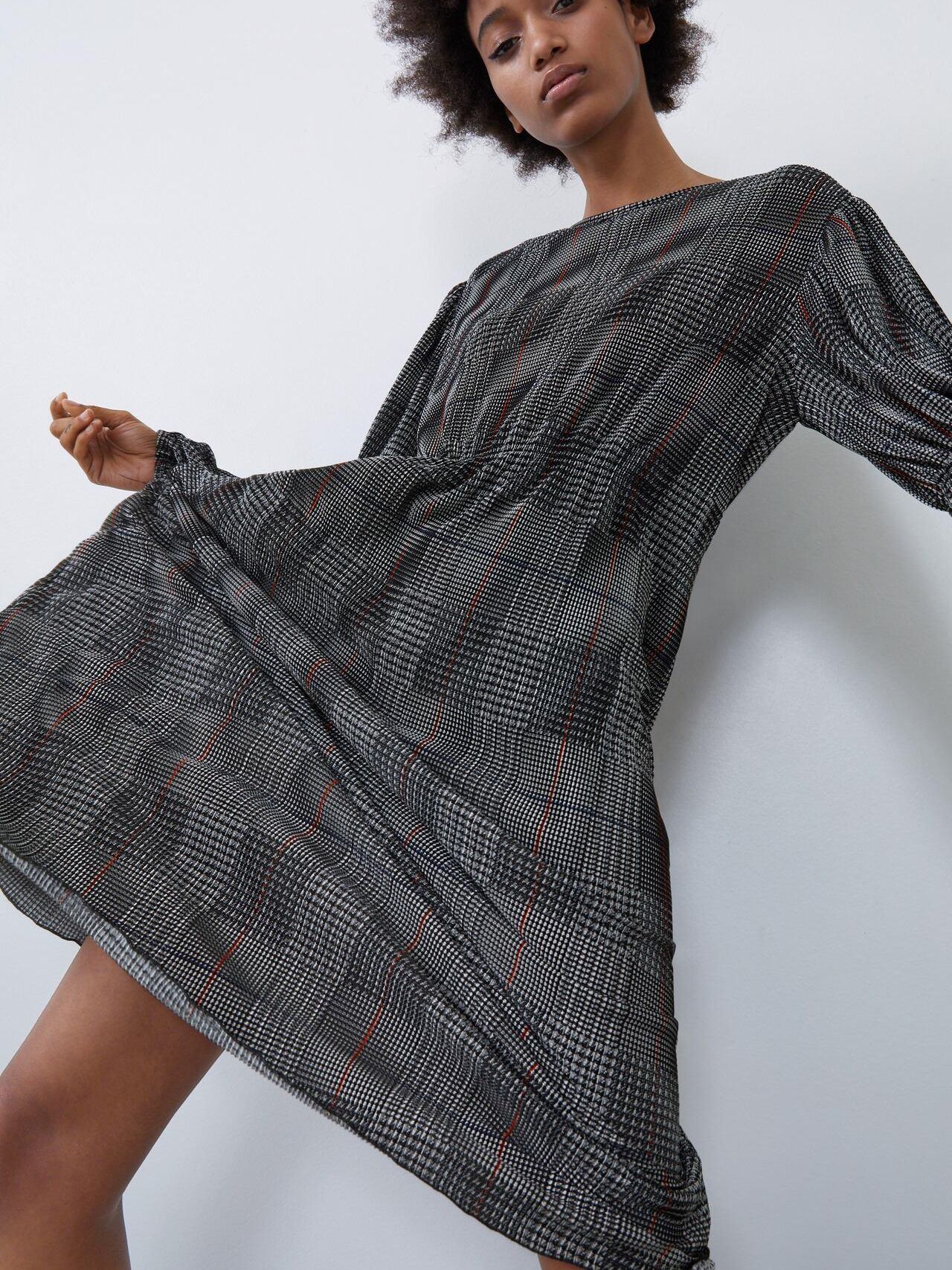 

Платье Zara 0219/910/064-AANW M Черное с белым