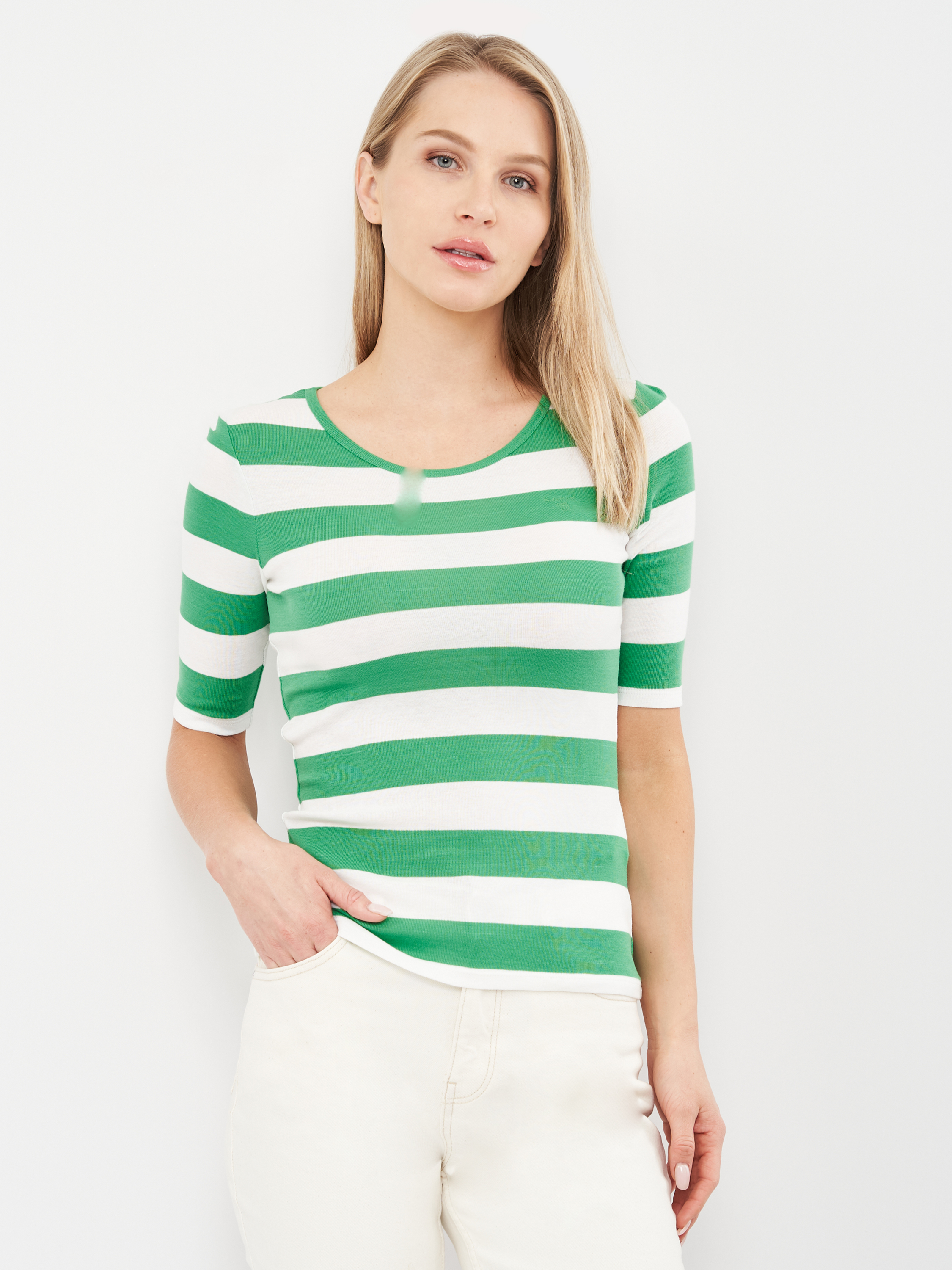 

Футболка GANT 8204 S Белая с зеленым