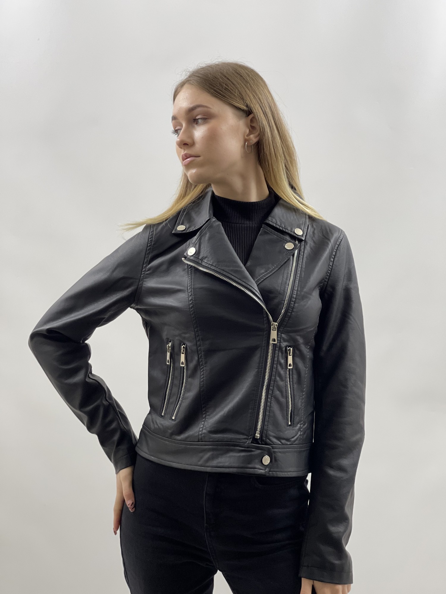 

Куртка косуха из экокожи Miss Sissi  черная 230, Куртка косуха из экокожи Miss Sissi 48 черная 230