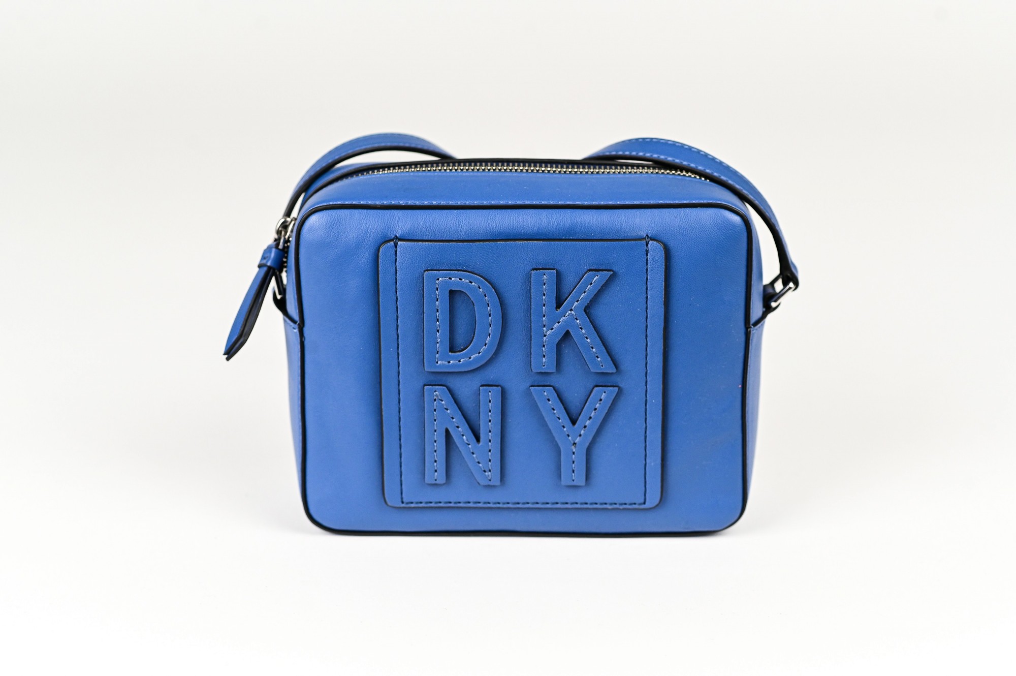 

Жіноча сумка крос-боді DKNY блакитна