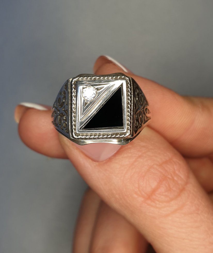 

Кольцо серебряное с обсидианом 19 5,77 г