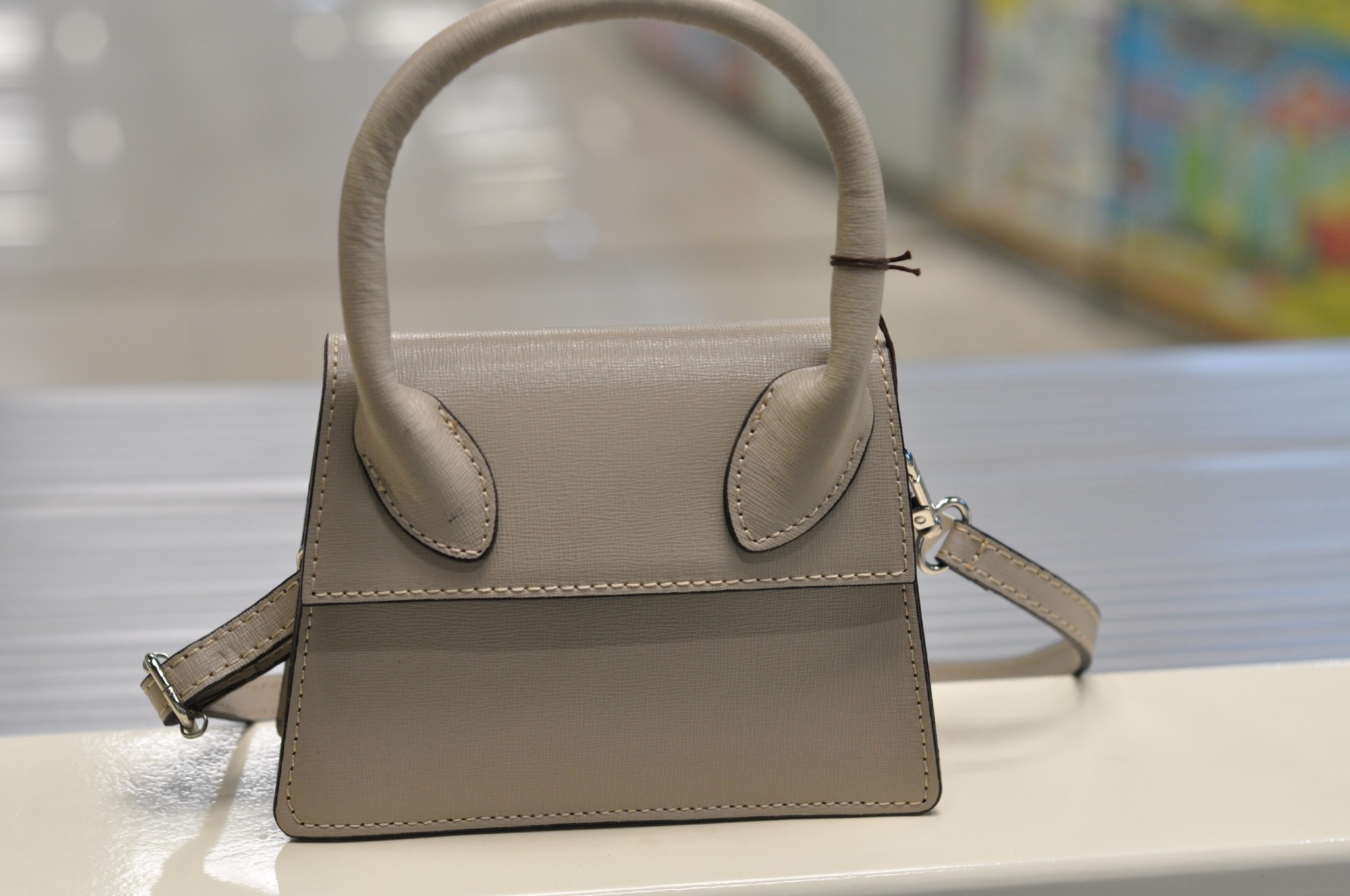 

Женская кожаная мини-сумочка Italian bag бежевая