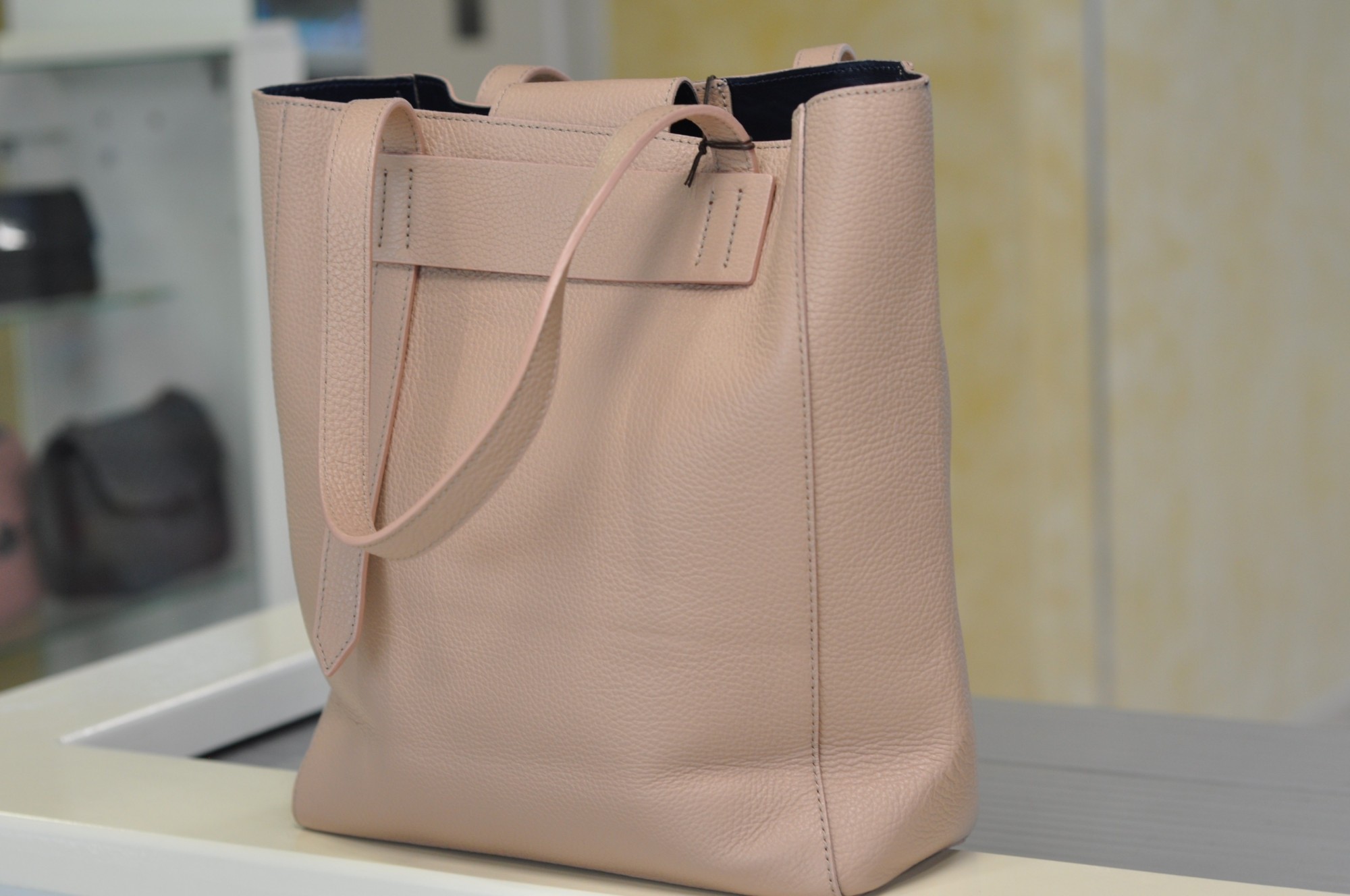 

Женская кожаная сумка Italian bag пудровая 1682