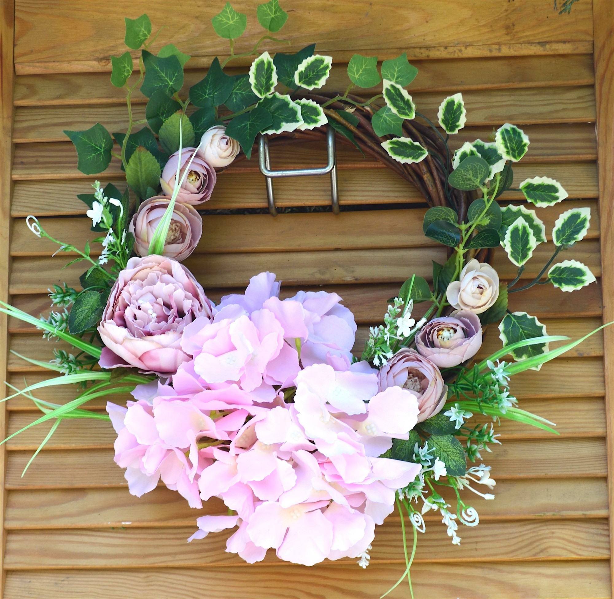 

Декоративный венок с листьями плюща, цветами гортензии и ранункулюса,розочки, Совушка