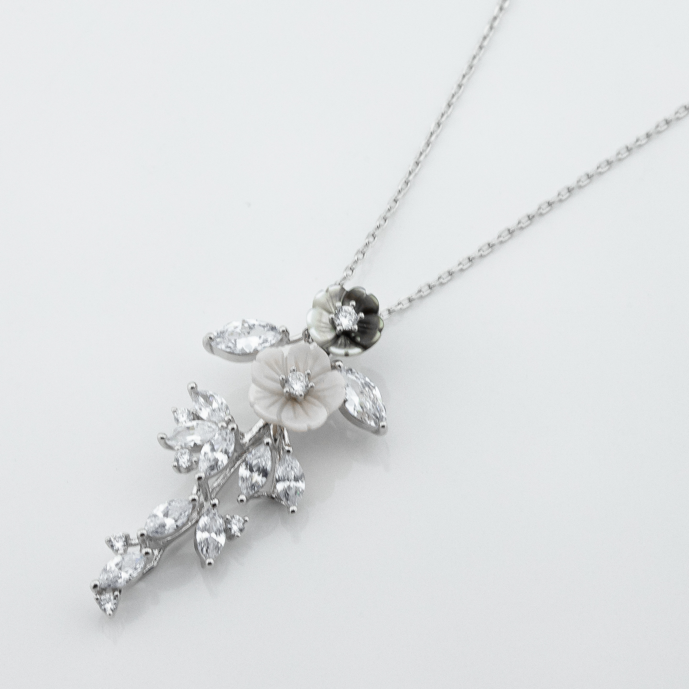 

Серебряное колье Цветы ko14626 Диамант, 40 размер