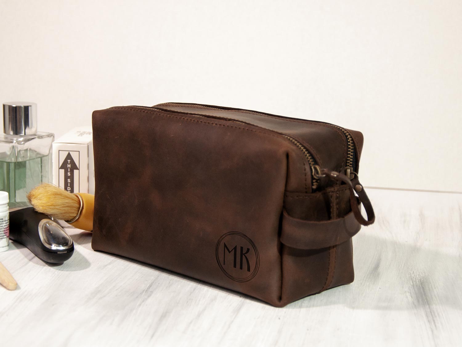 

Дорожная косметичка из натуральной кожи с гравировкой инициалов, Brown, 18x9x10 см, WOODPRESENT