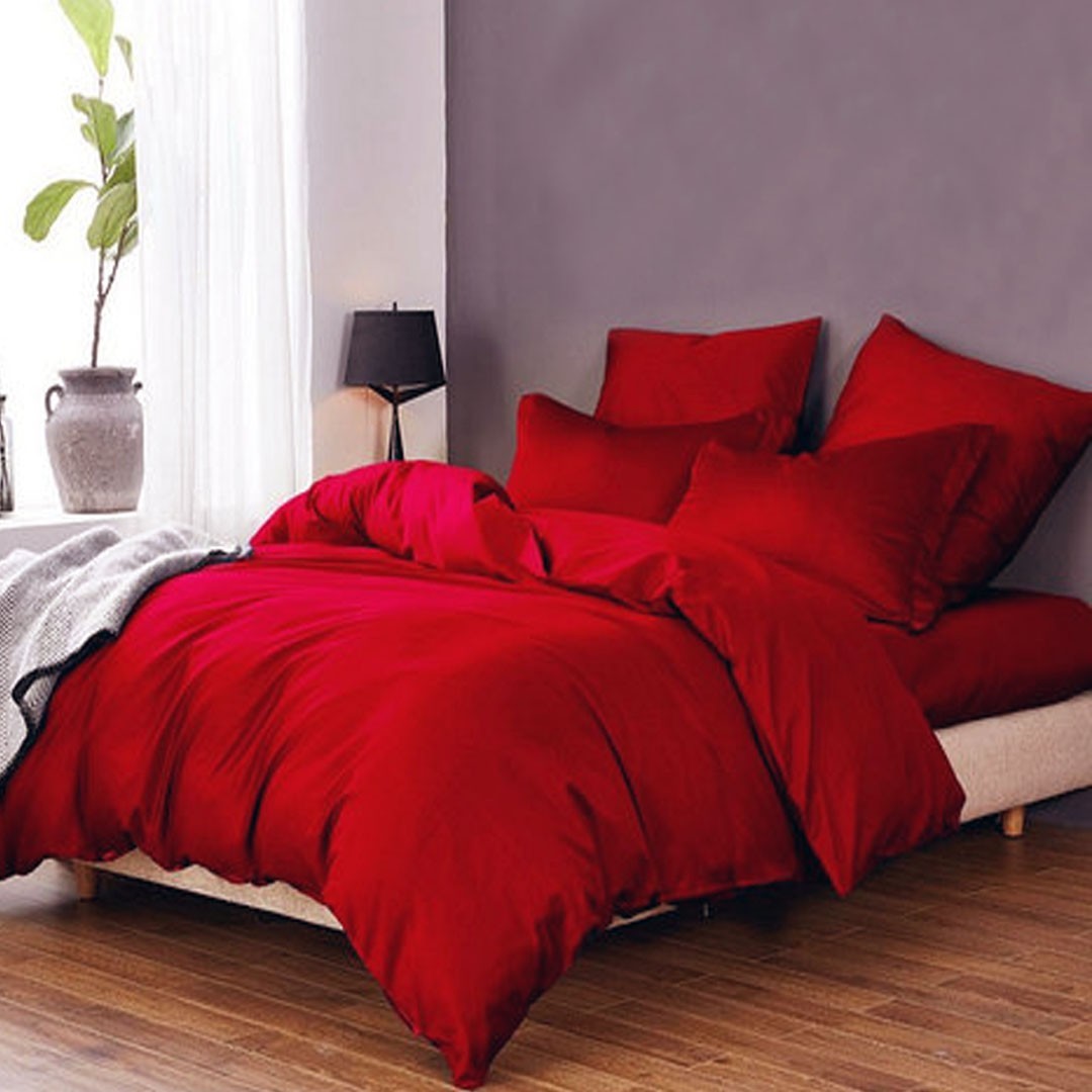 

Комплект постельного белья однотонный красный (с простыней на резинке) Сатин Семейный 150*215 (2 шт)