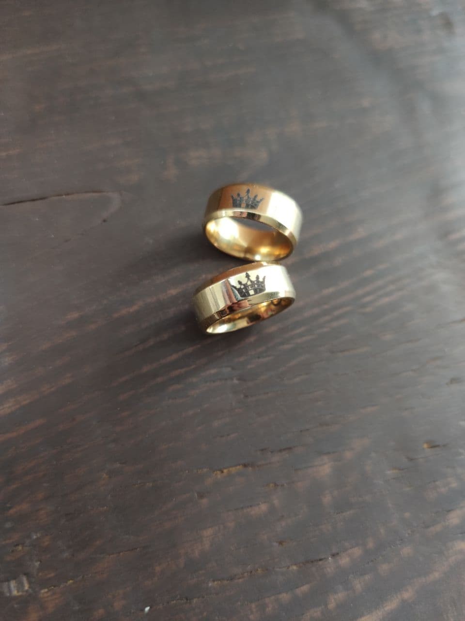

ПОДАРОК НА ДЕНЬ ВЛЮБЛЕННЫХ. Парные Кольца Betkhoven из Ювелирной Стали Золото С Индивидуальной Гравировкой "Корона" Размеры 17 и 19
