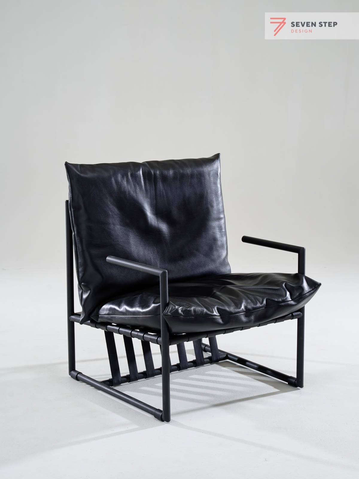 

Кожаное кресло Simple Loft black