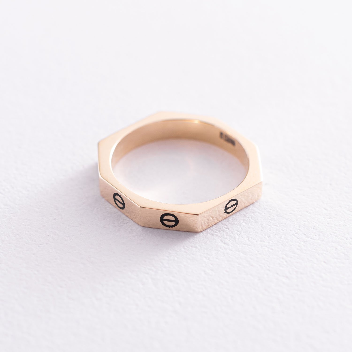

Кольцо в желтом золоте "Love" к06662 Оникс 17.5