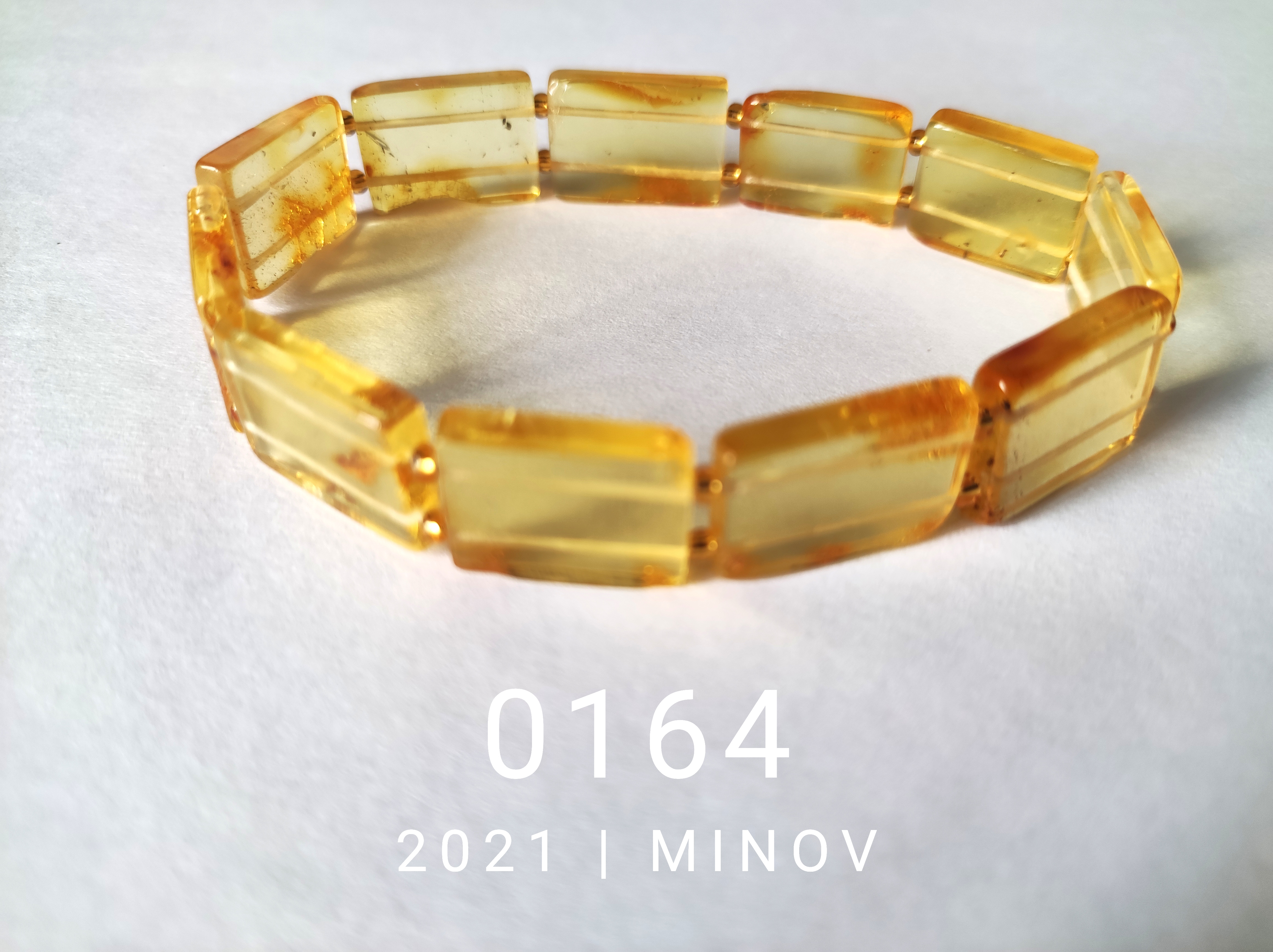 

Браслет MINOV 0164 из натурального янтаря медовых оттенков на резинке