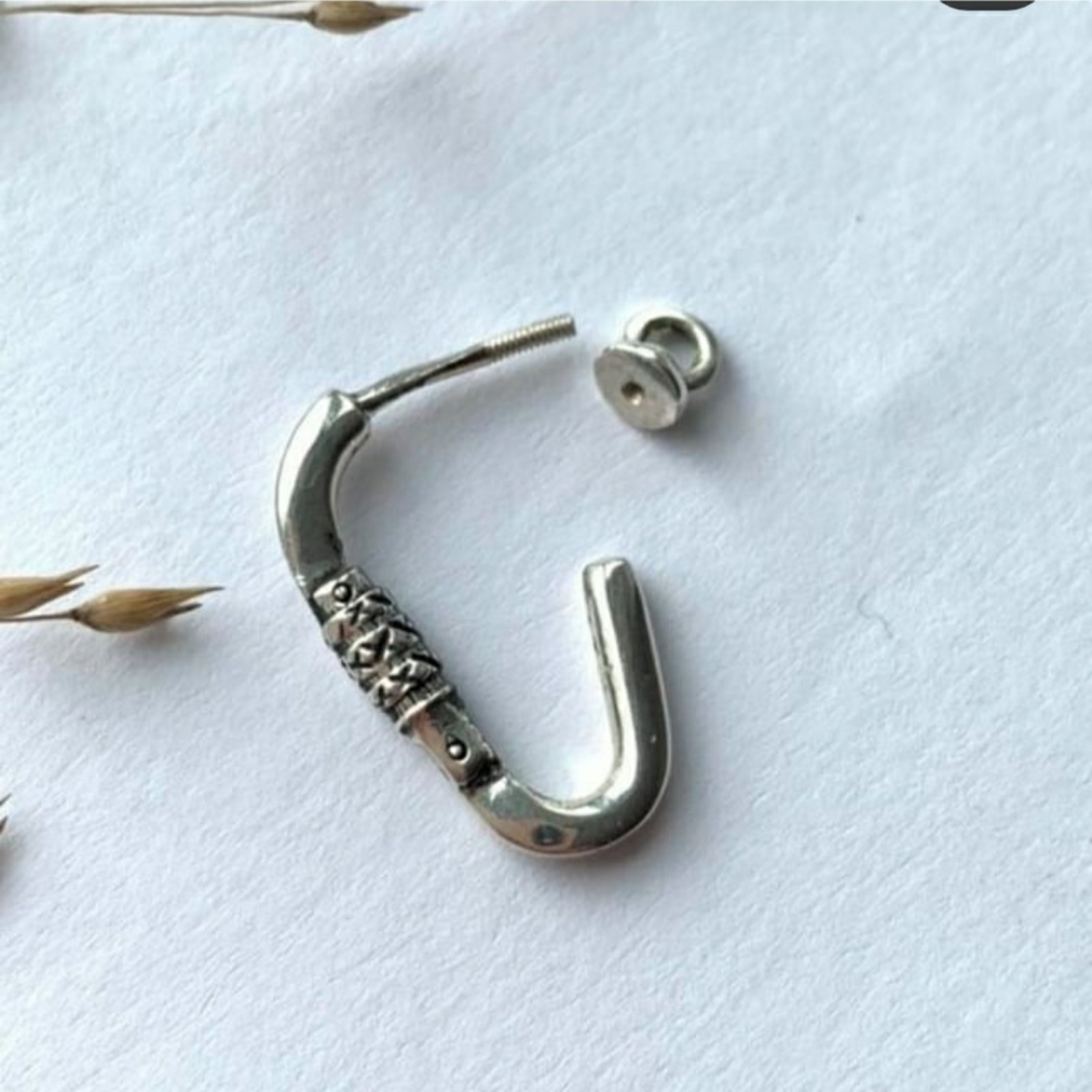 

Серебряная серьга гвоздик Travel jewelry Карабин 925° с чернением