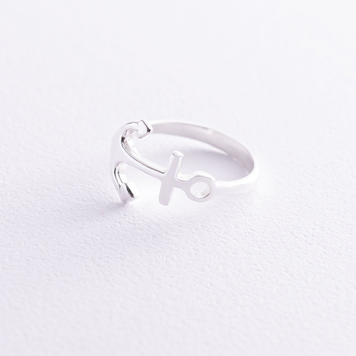 

Серебряное кольцо "Якорь" 112536 Оникс 17.5