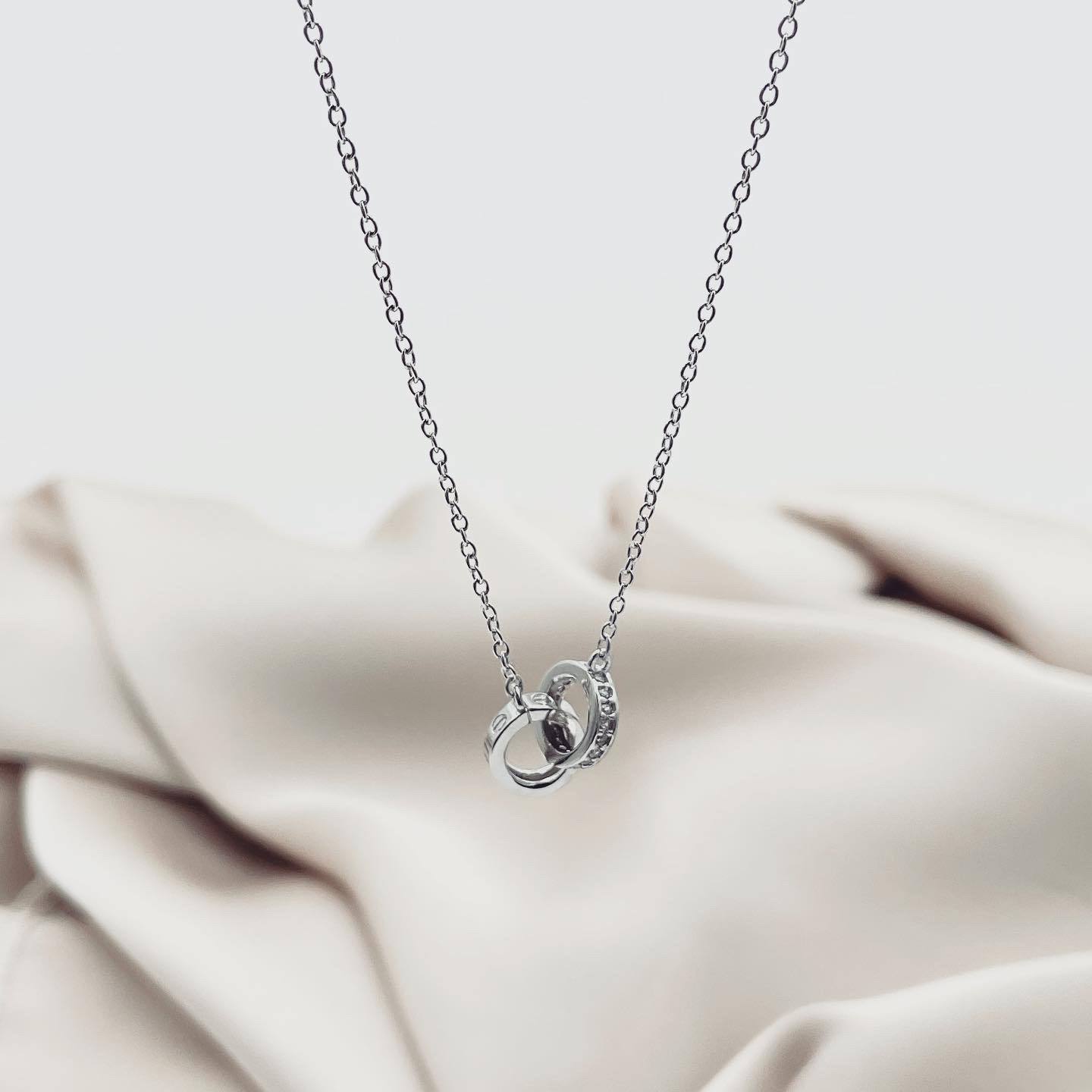 

Жіноче срібне кольє Love Top Silver 2.57 г 00036
