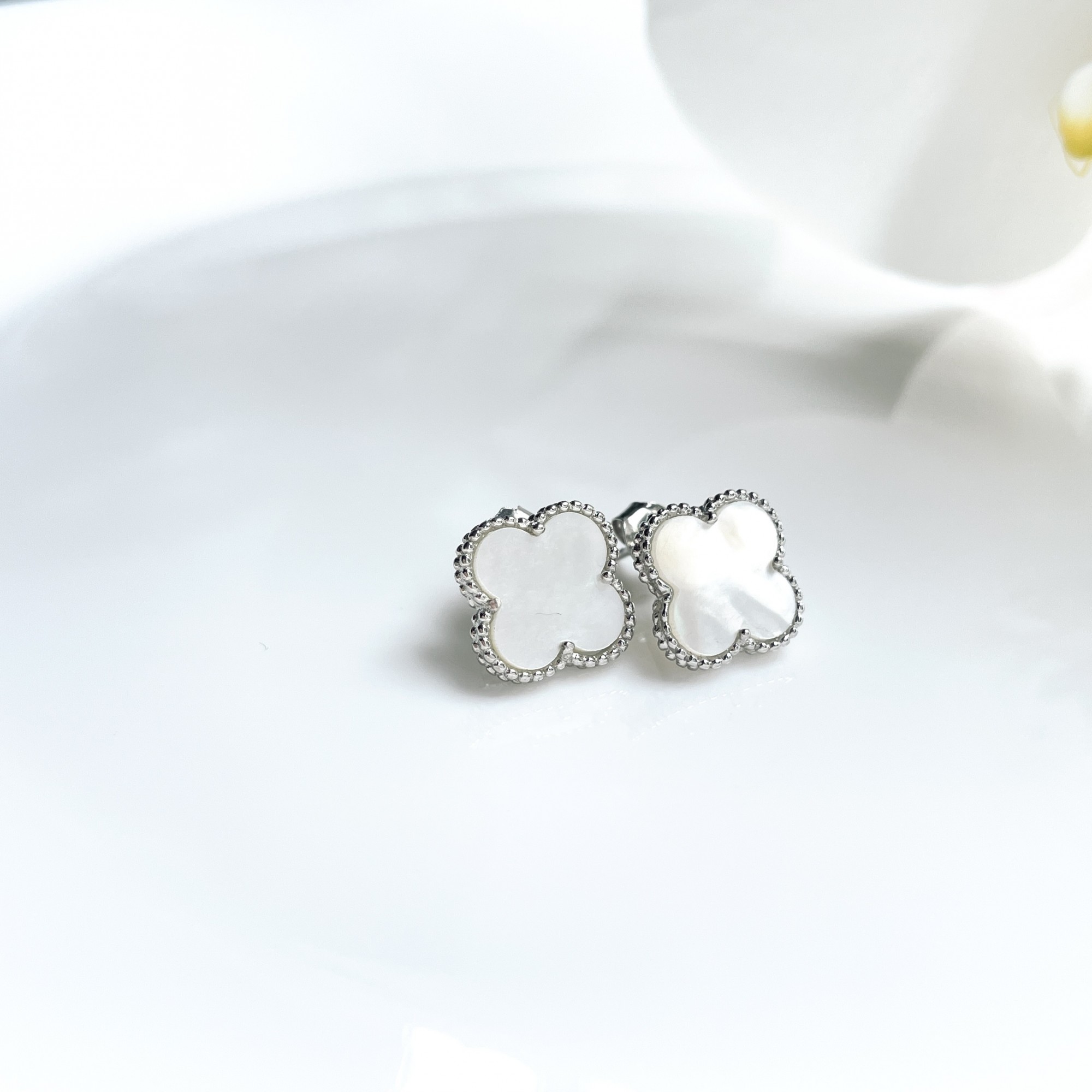 

Сережки гвоздики срібні Чотирилисник з перламутром Top Silver 2.11 г 00063