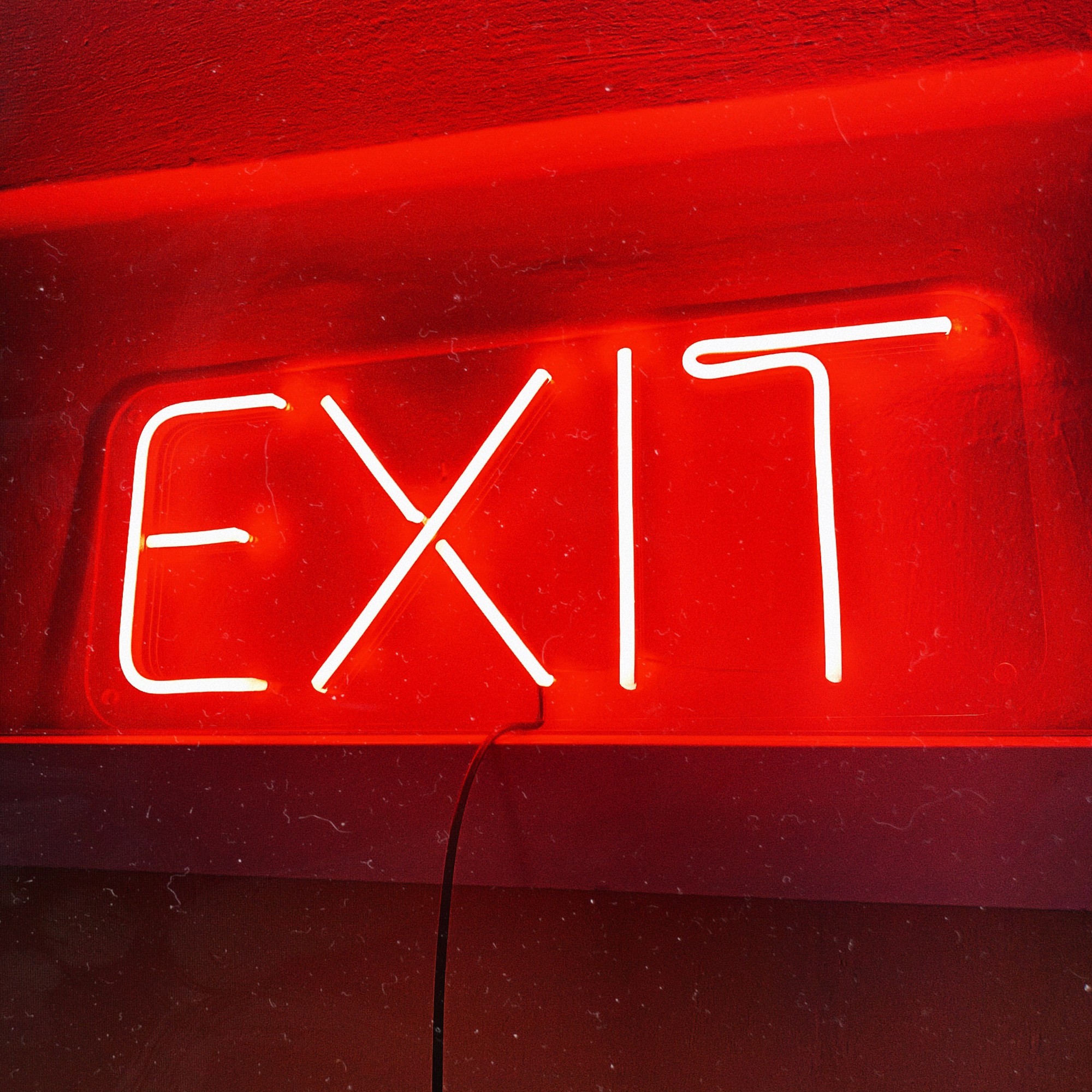 

Неоновая вывеска «EXIT»