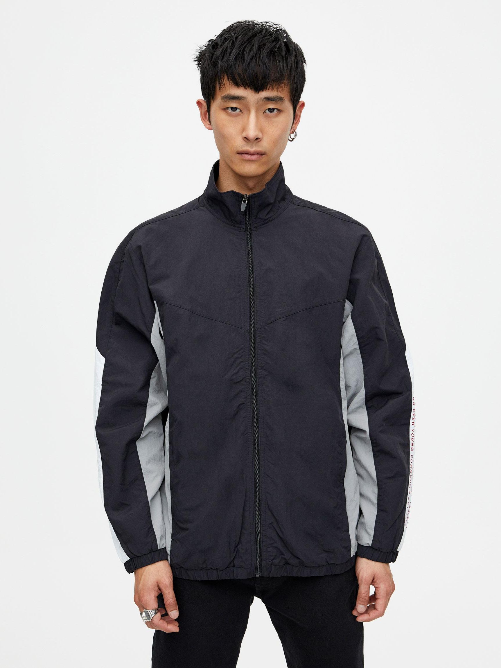 

Ветровка Pull & Bear 5711/709/800-ACKO L Черная