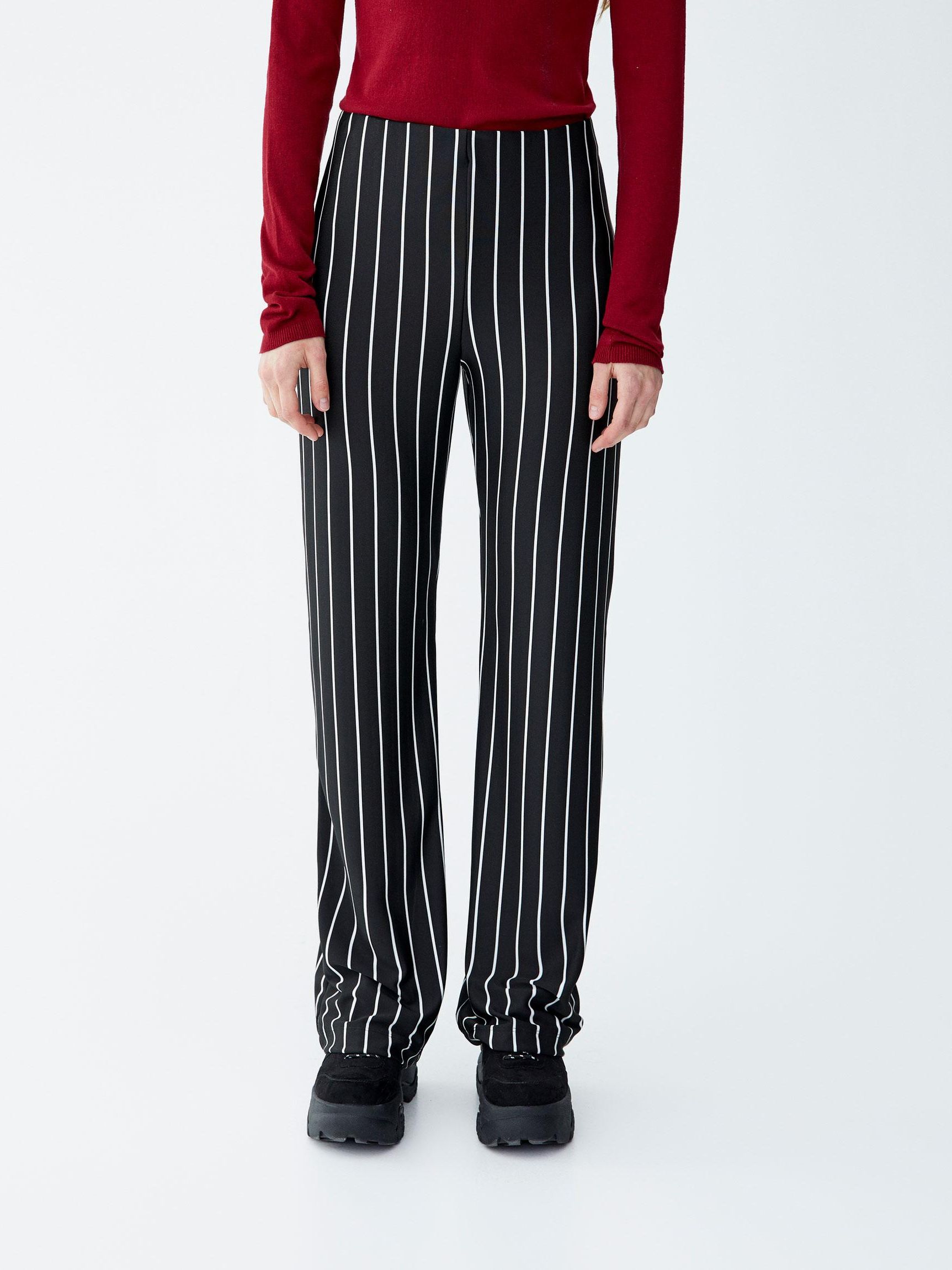 

Брюки Pull & Bear 9680/395/800-ACCJ M Черные
