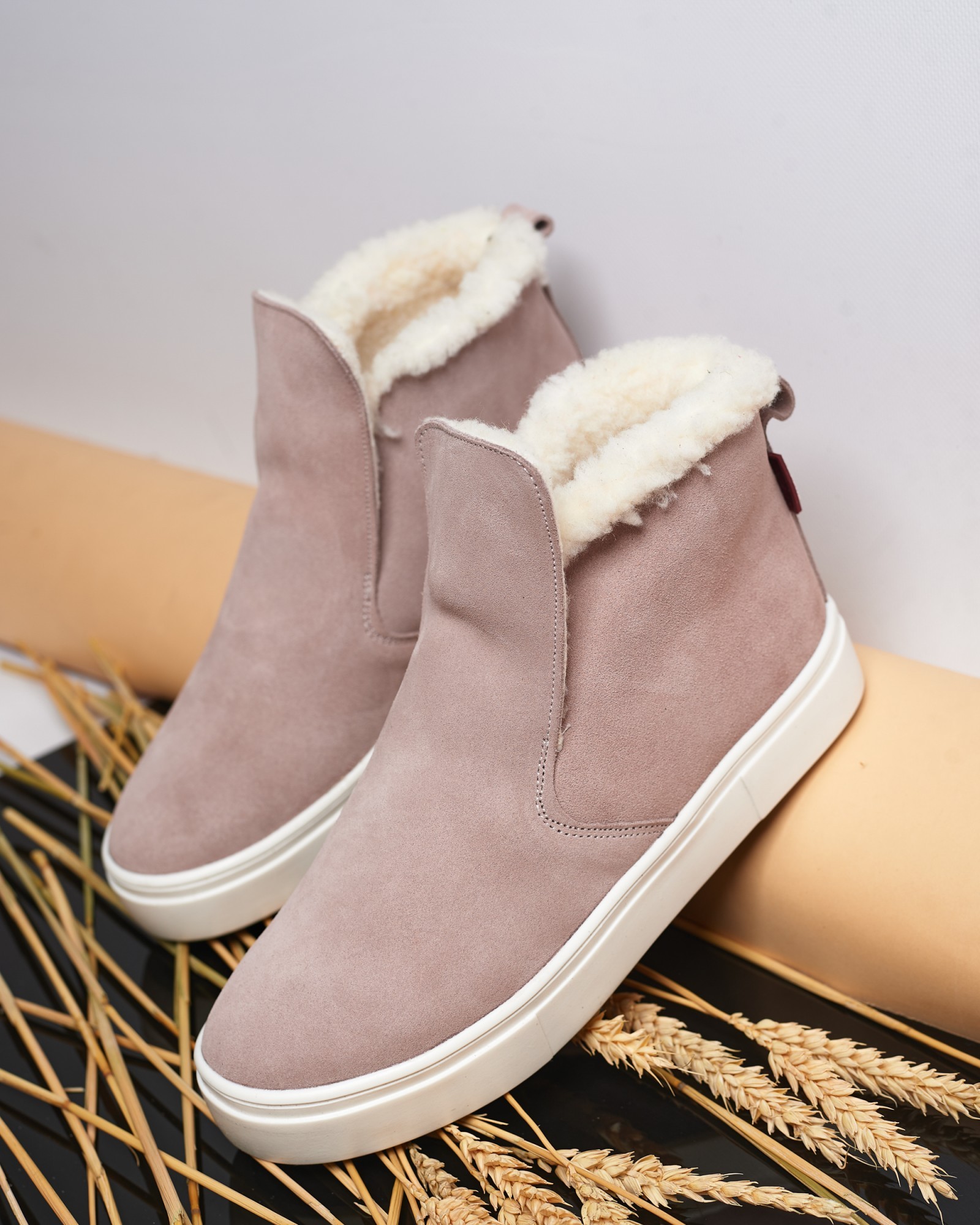 

Замшевые ботинки PADUCHINI ANKLE SLIP 39 25,5 см. Пудровые на белой подошве