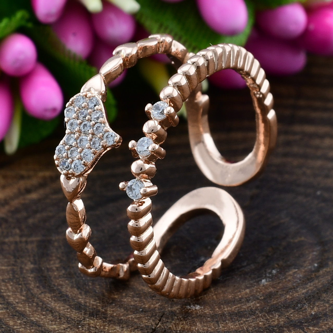 

Кольцо Xuping 14395 ширина 6 мм белые фианиты позолота РО16