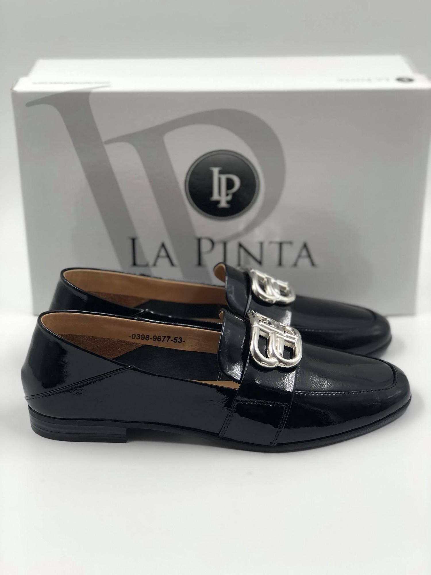 

Женские лоферы La Pinta 0396-9677 лаковая кожа 39 р. 25,5 см. черные