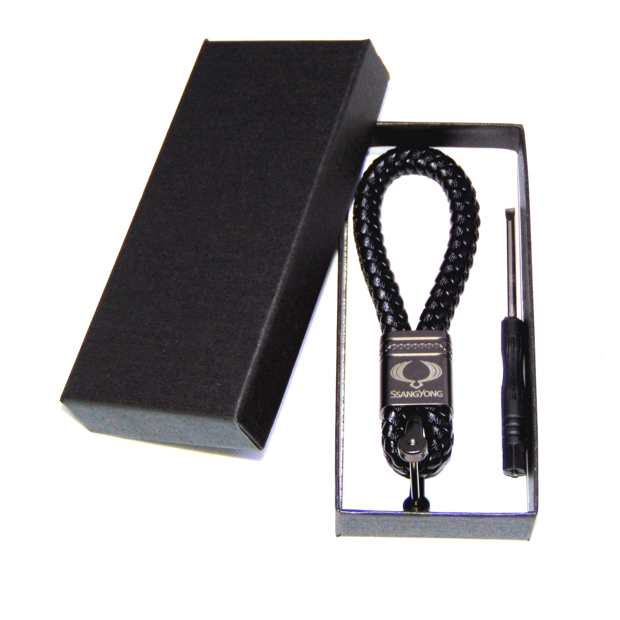 

Брелок плетеный автомобильный Exclusive с логотипом SsangYong (Санг Йонг, Санг Енг) в подарочной коробочке