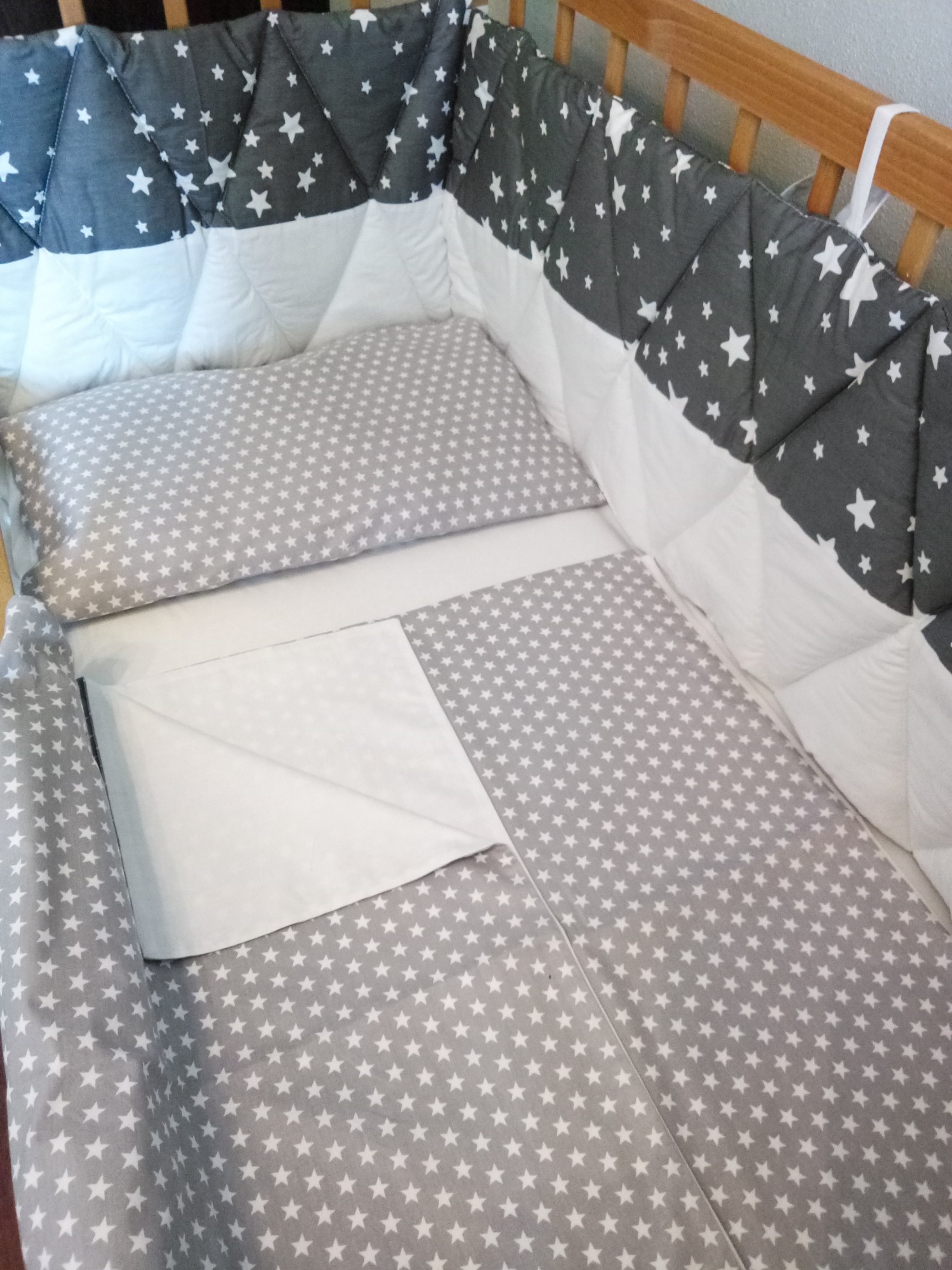 

Бортики (защита) в детскую кроватку RoomBoom из 4-ех частей (360см х 37см) сатин белые звезды на темно-сером
