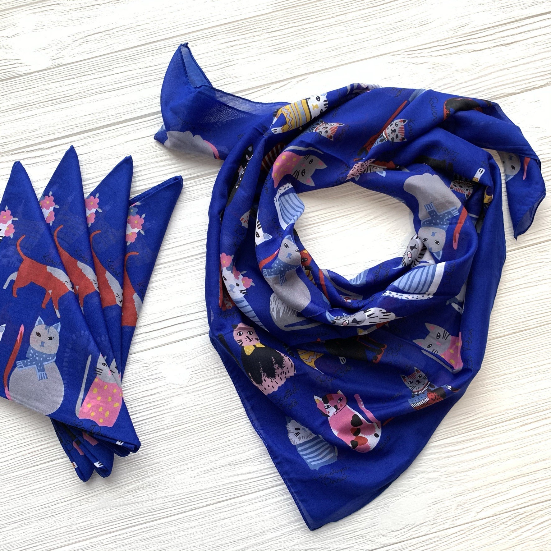 

Платок с котиками Madame Polo 99 см на 99 см синий 100153