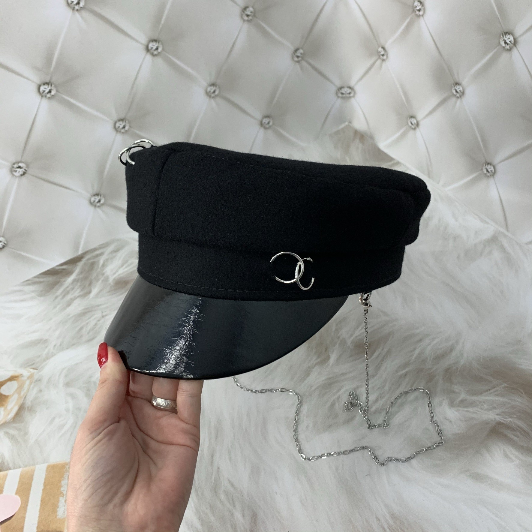 

Женский картуз, кепи, фуражка с пирсингом и цепочкой черная