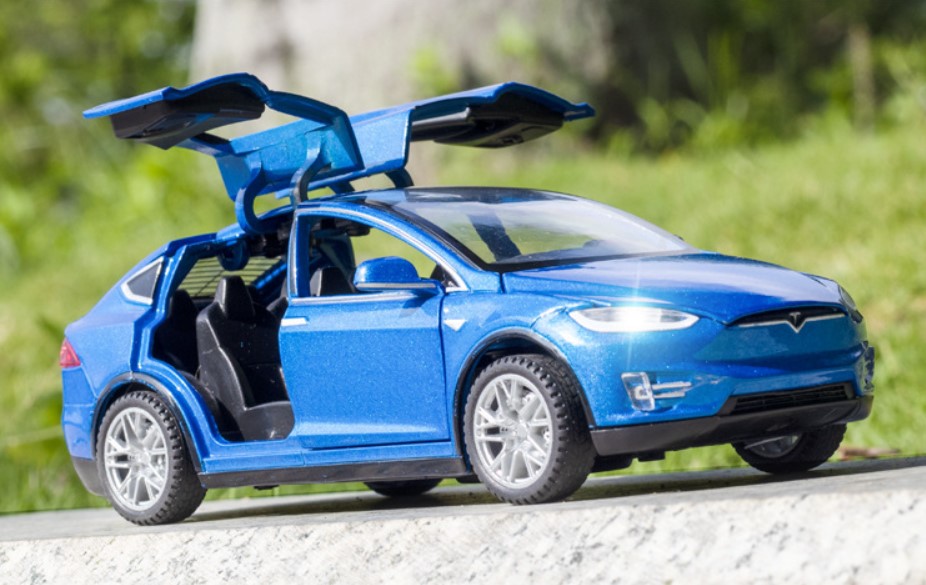 

Модель автомобиля Tesla X из нового энергетического сплава, звук и свет 1:32 синяя