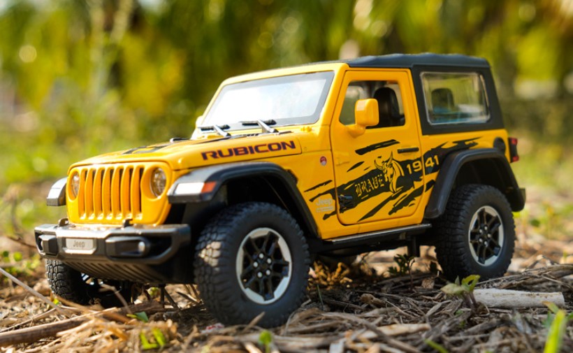

Модель автомобиля Jeep Wrangler 1:20 внедорожник закрытый багажник желтый