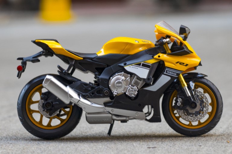 

Моделирование мотоцикла 1:12 Yamaha YZF-R1 желтого цвета