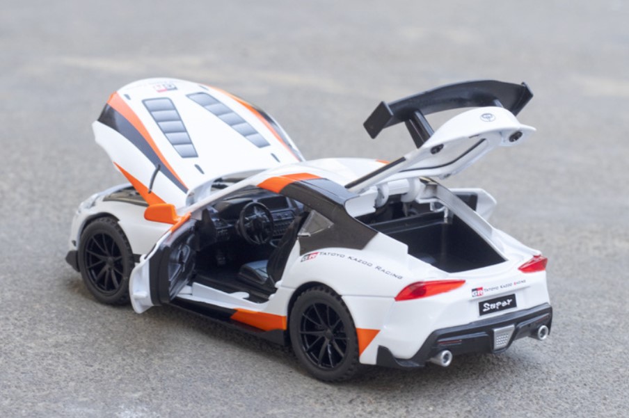 

Модель автомобиля Toyota Supra 1:32 отодвигающейся назад белого цвета