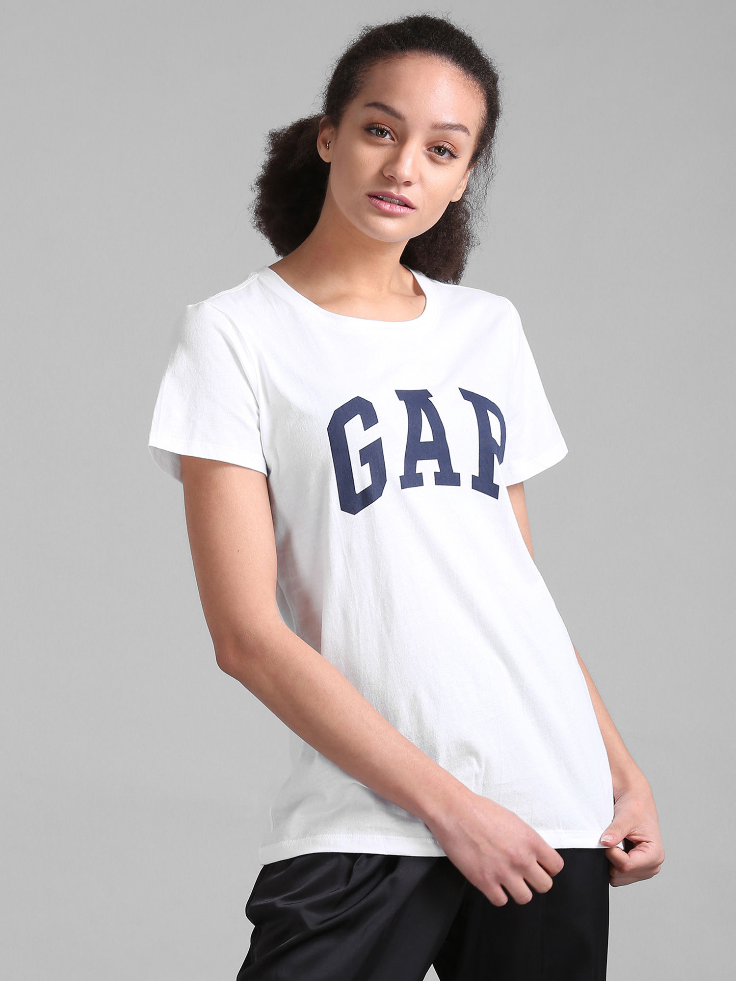 Футболка gap. Белая футболка гап. Футболка гап женская. Gap футболка женская белая. Футболка gap на 12 лет.