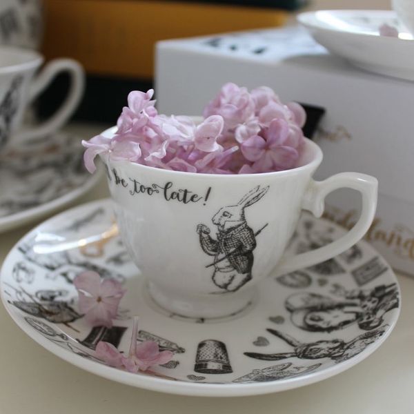 

Кофейная чашка с блюдцем в подарочной упаковке Kitchen Craft Alice In Wonderland