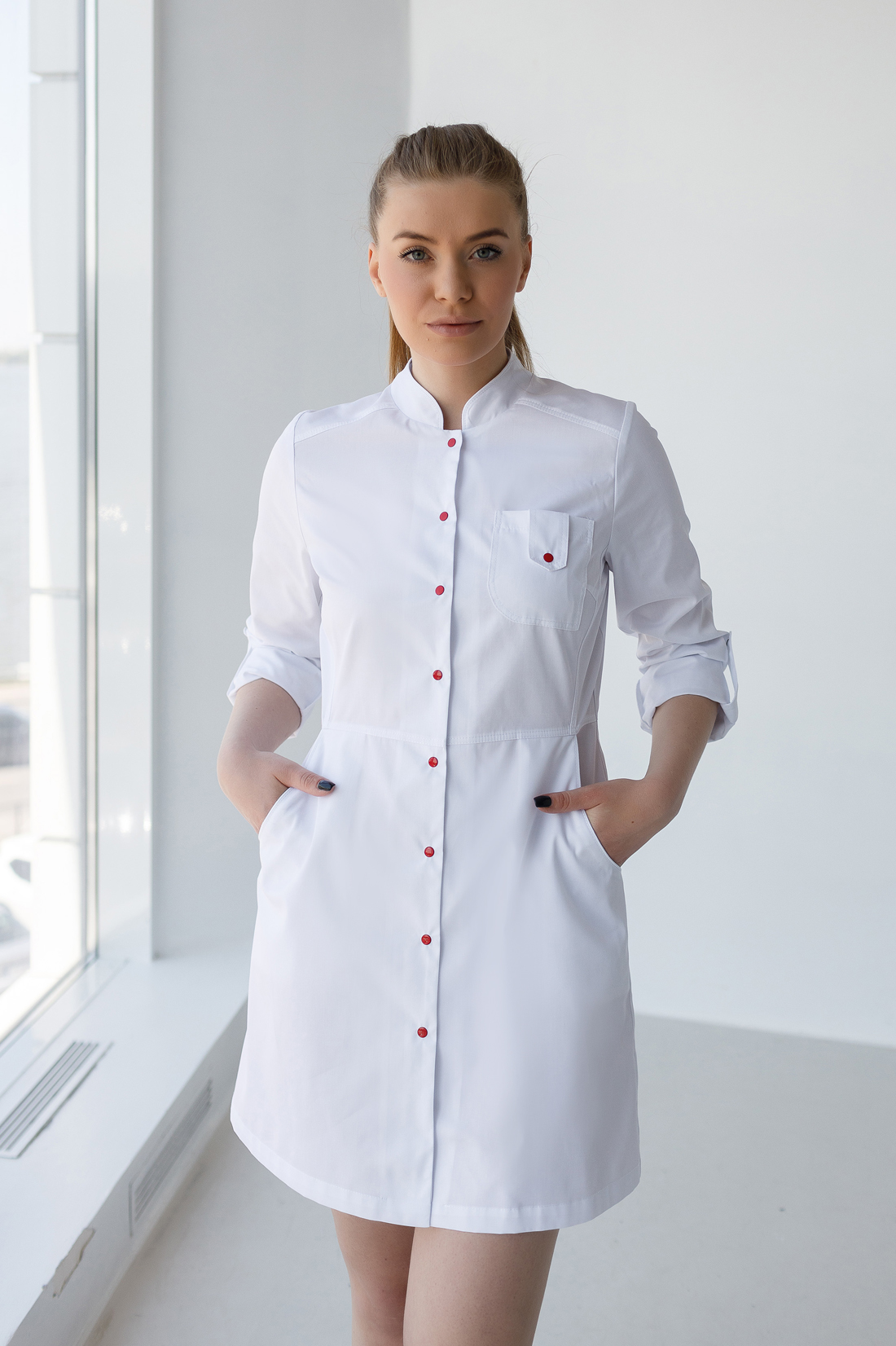 

Женский медицинский халат (красная кнопка/длинный рукав) "Рубина" Модный доктор 50 белый 2000000026756