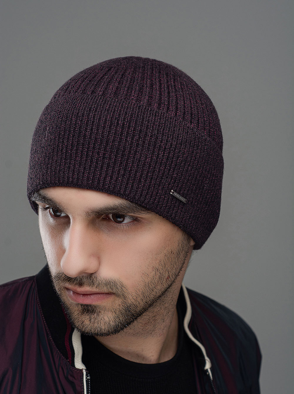 

Мужская шапка с отворотом Макс цвет черный+бордо