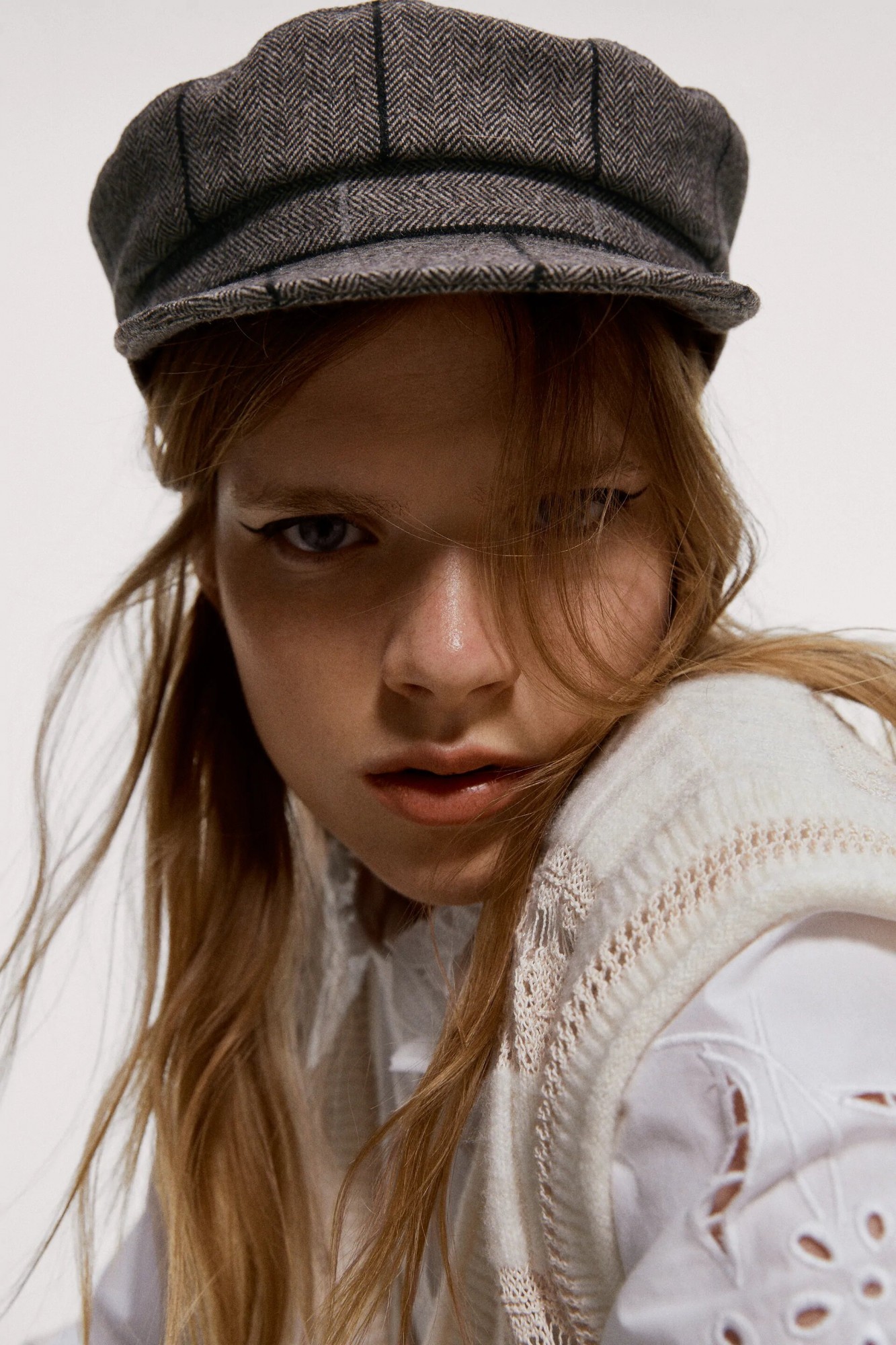 

Кепка Zara демисезонная бежевая в клетку