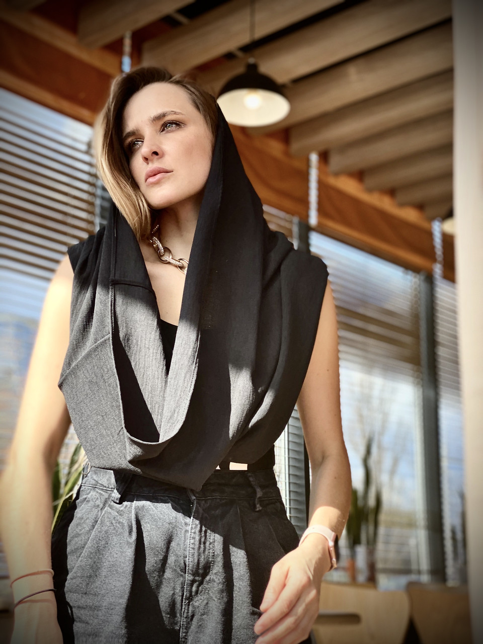 

Женский шарф-снуд черный из льна