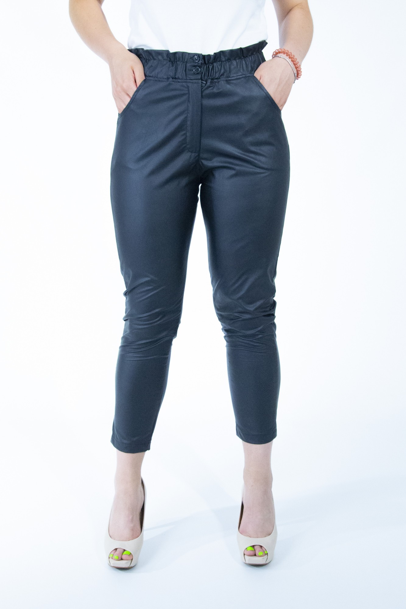 

Женские брюки на резинке из кожзама чёрного цвета Bebe S 24645-S