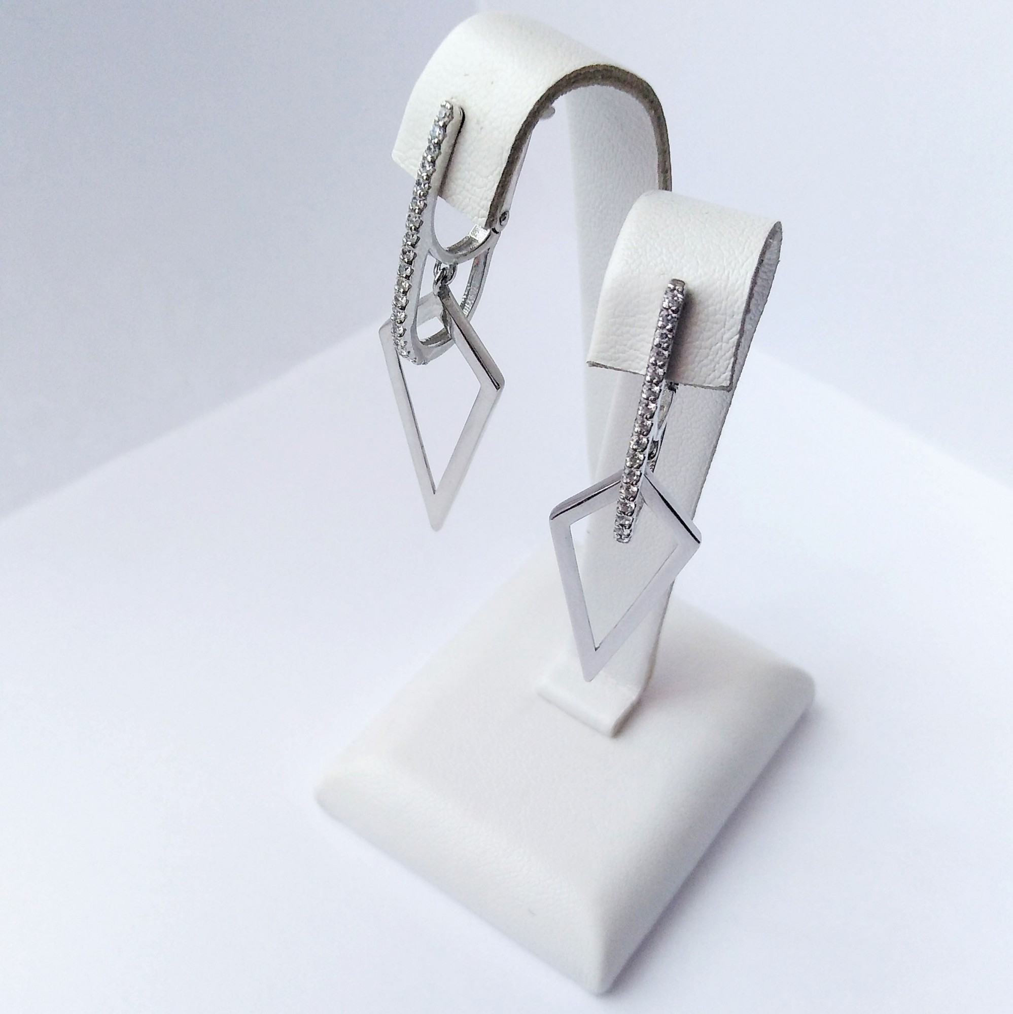 

Серебряные серьги Meridian с белым фианитом (231р)