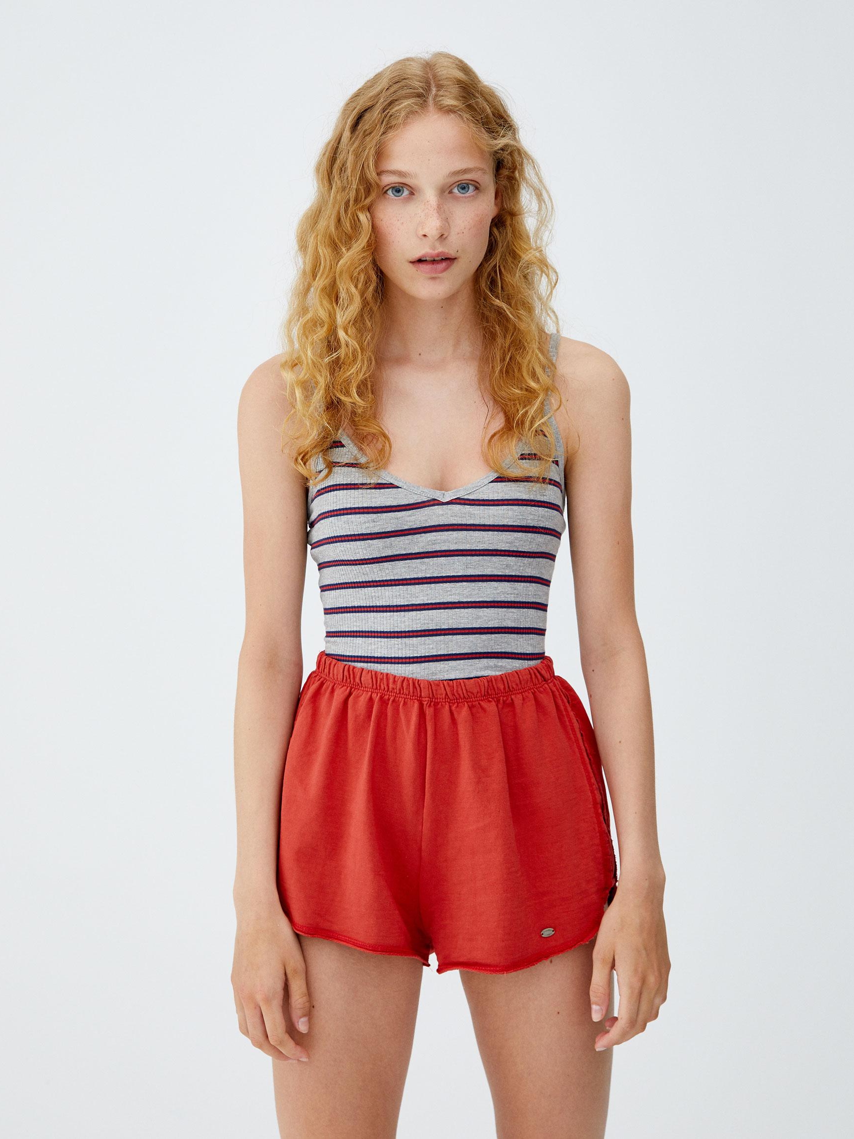 

Топ Pull & Bear 9238/372/812-AFKZ XS Серый с темно-синим и красным